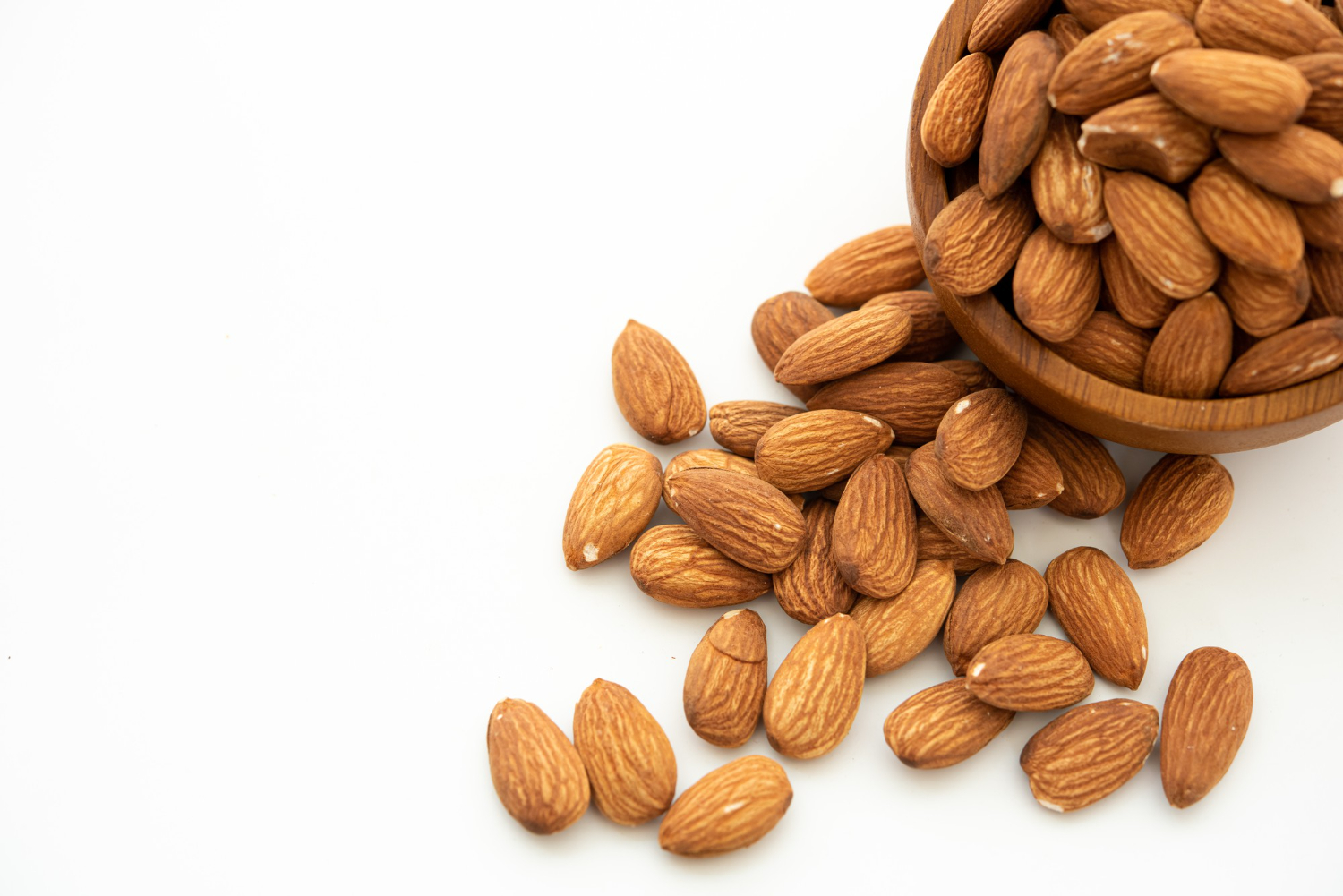 Nutritional facts and vitamins in almonds 